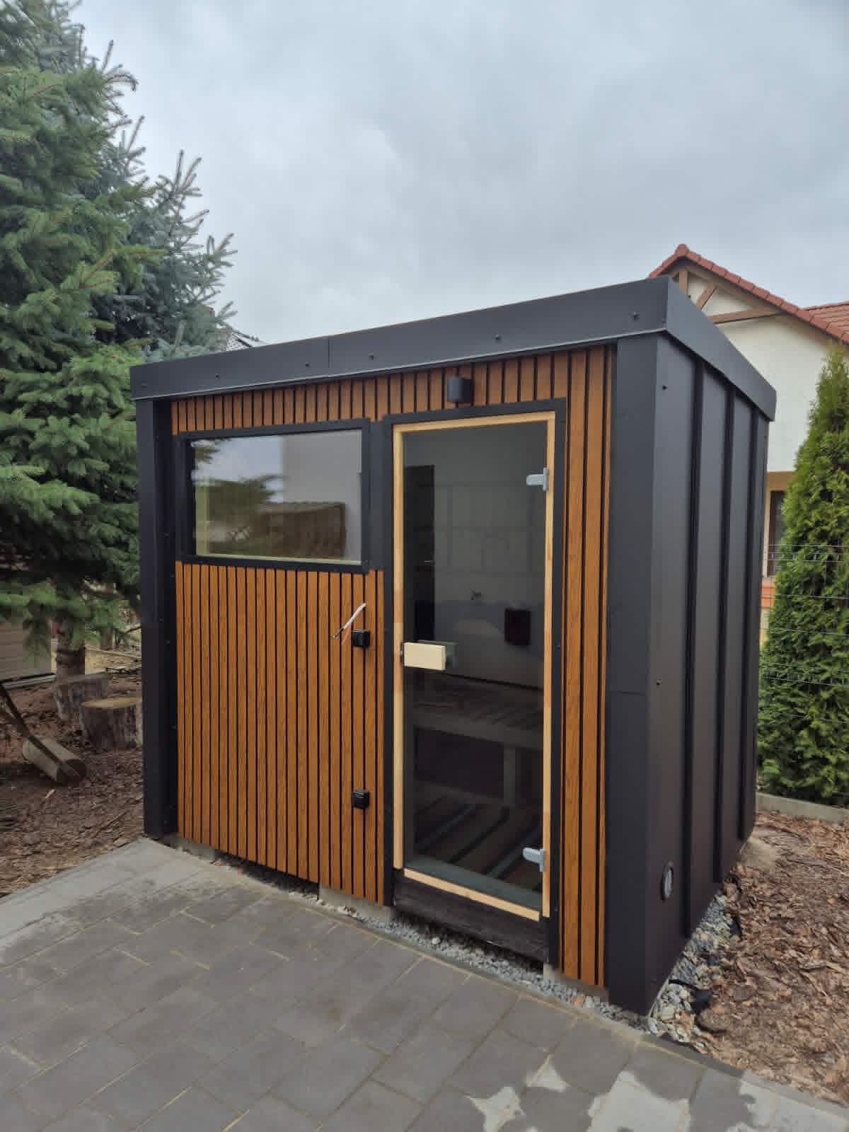 Sauna zewnętrzna z drewnianą elewacją