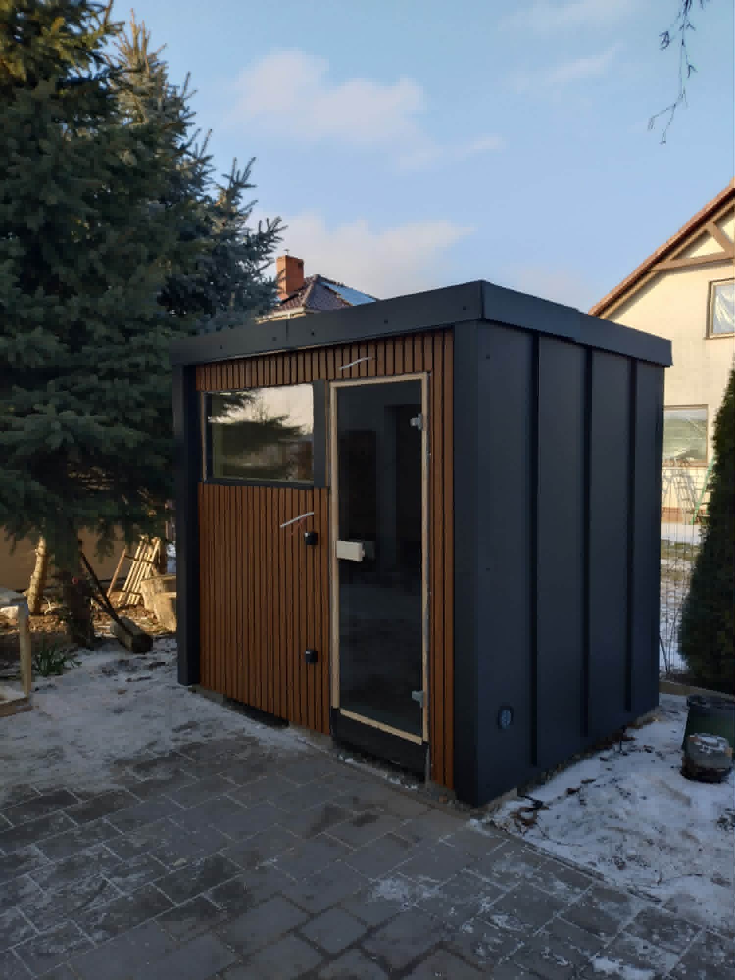 Sauna zimą w ogrodzie