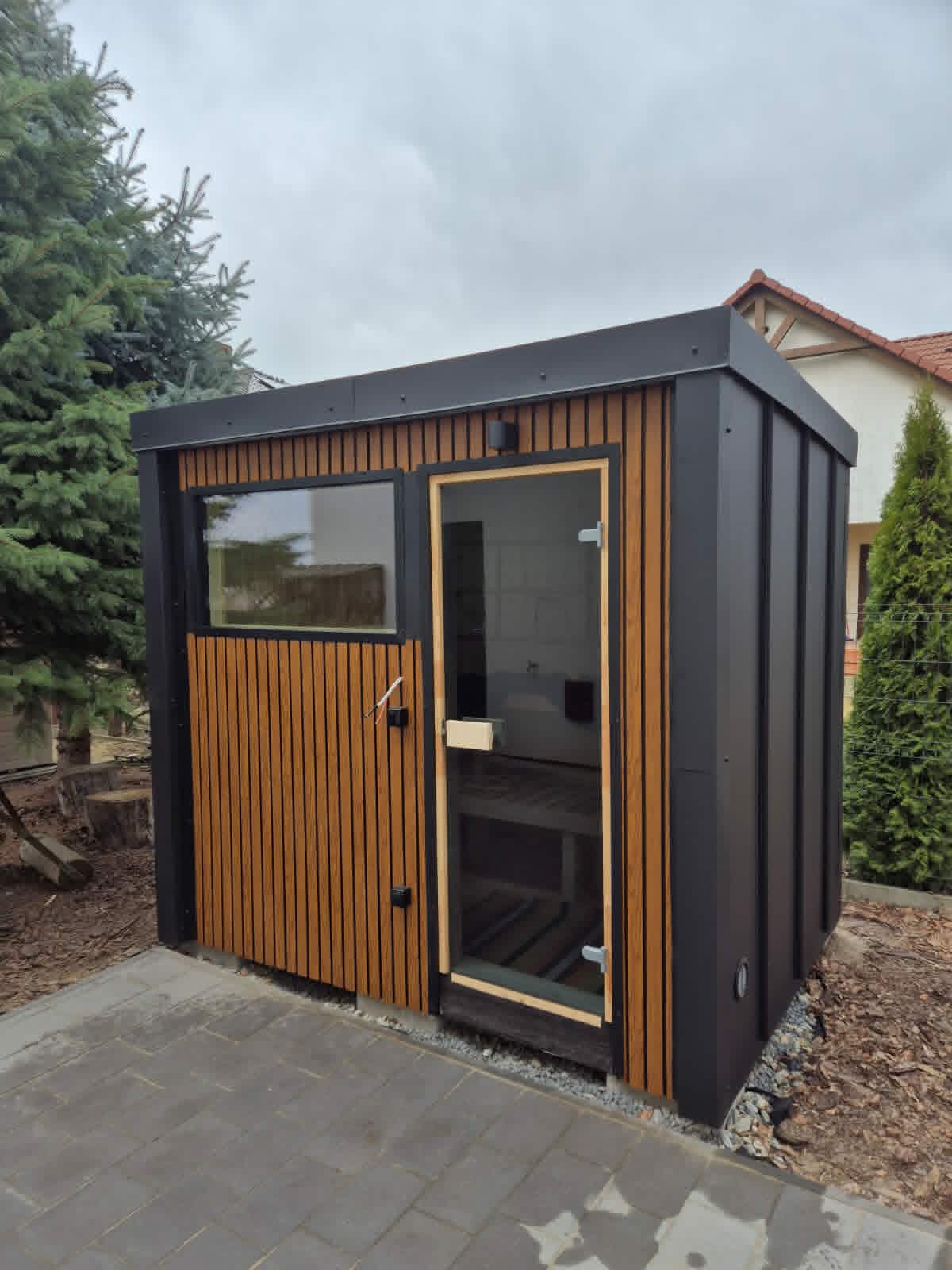 Sauna zewnętrzna w pochmurny dzień