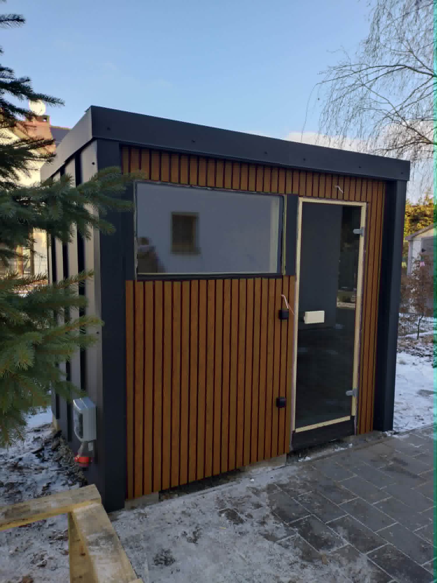 Sauna z jasną elewacją drewnianą