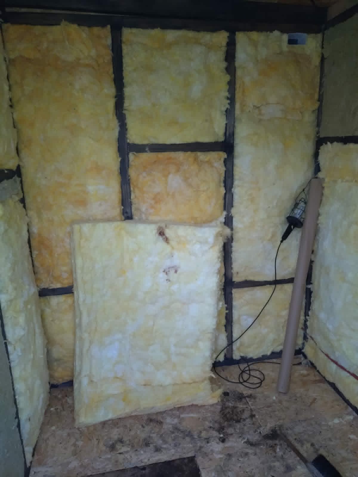 Sauna z ciemną minimalistyczną elewacją