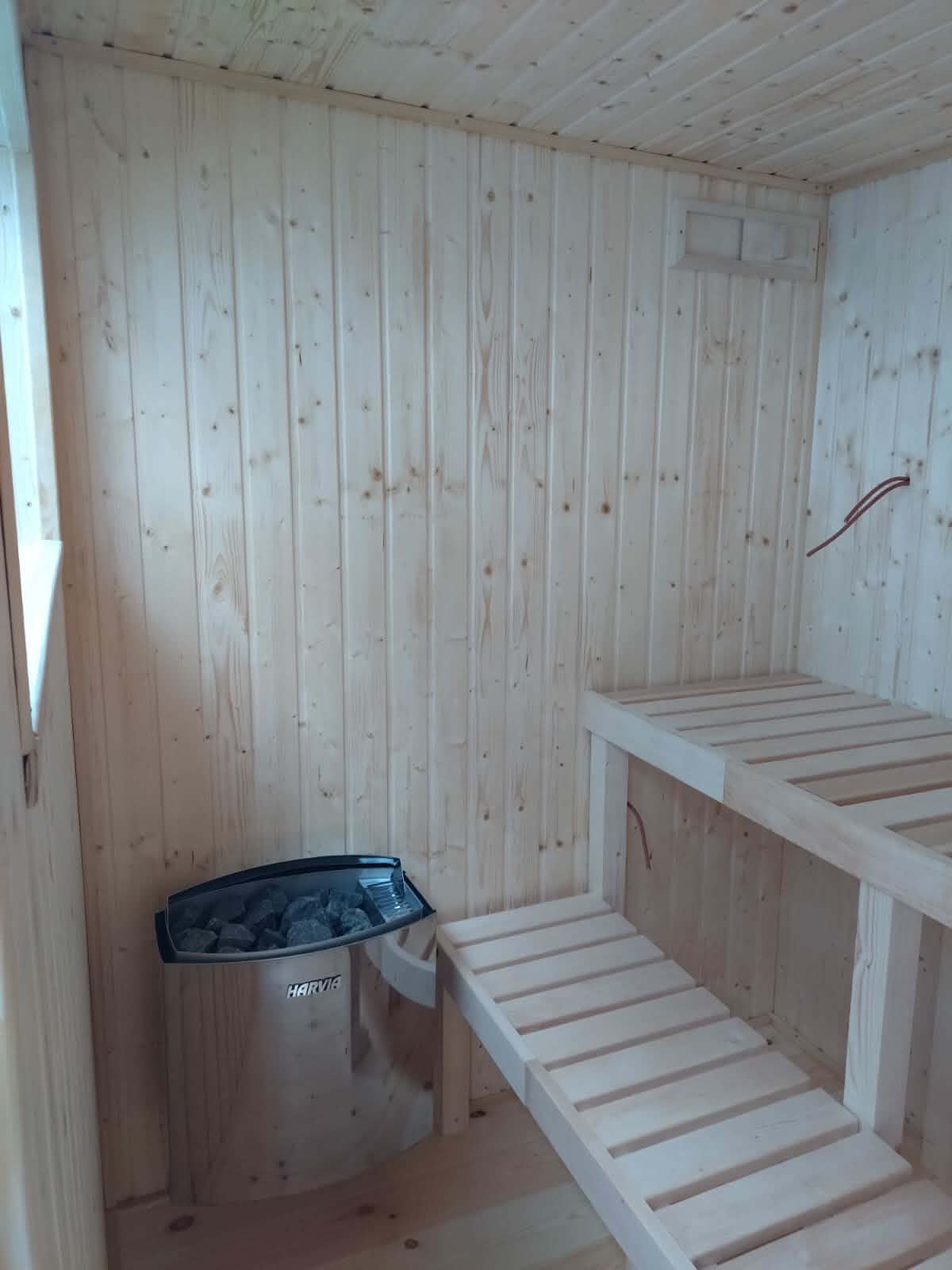 Wnętrze sauny z piecem i kamieniami